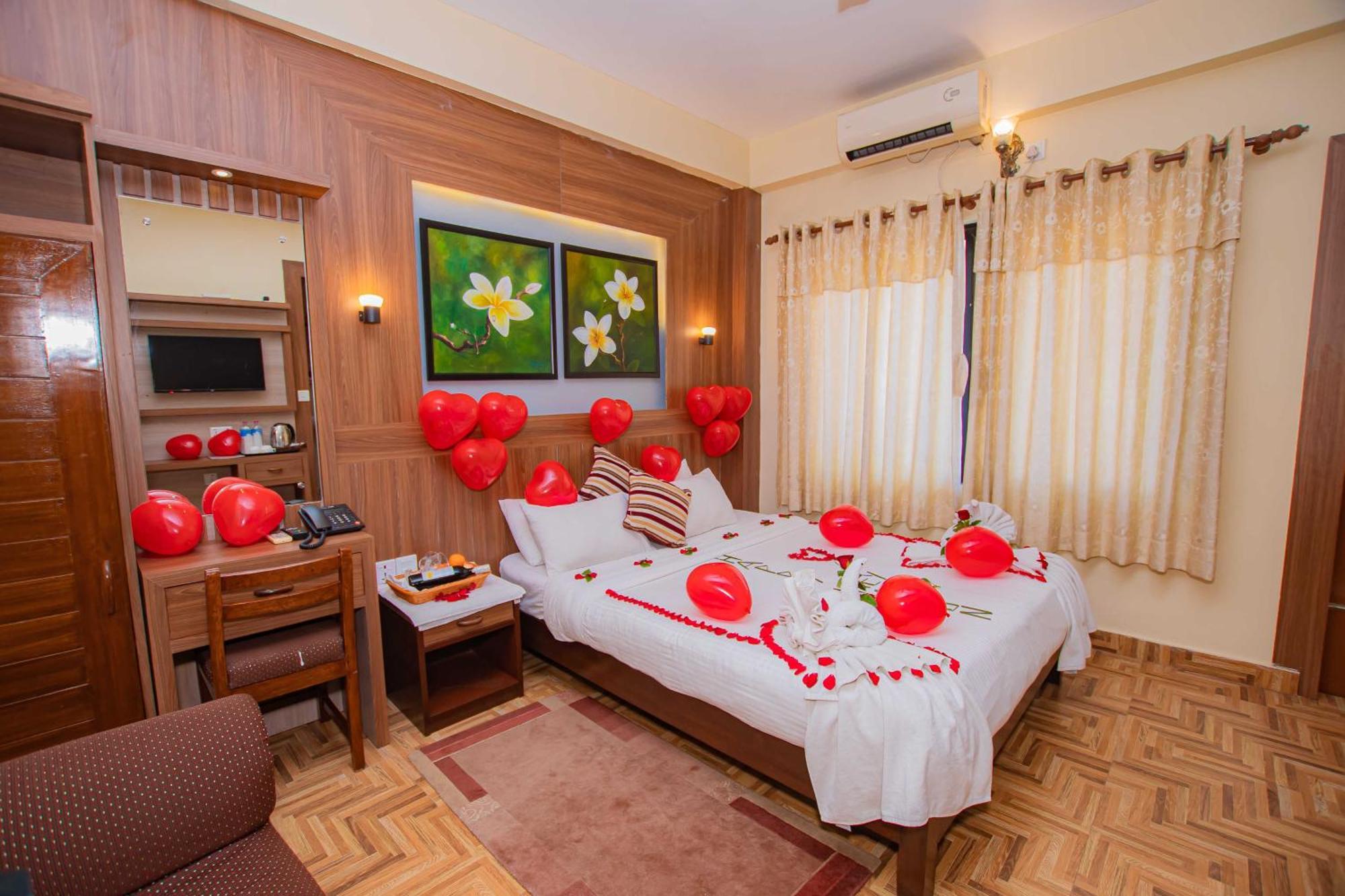 Hotel Crystal Palace Pokhara Eksteriør billede