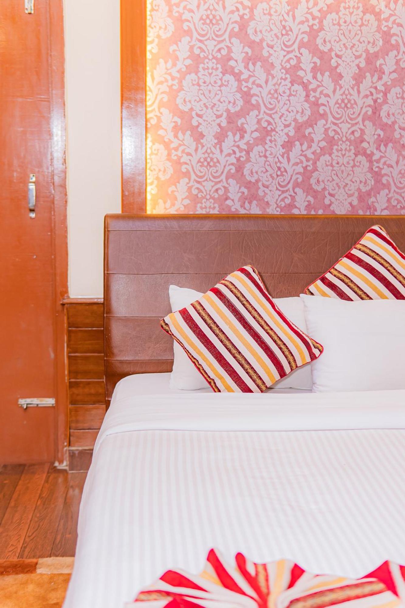 Hotel Crystal Palace Pokhara Eksteriør billede